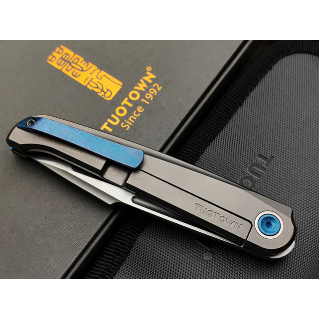 TuoTown складной нож Fin TFI-MB сталь M390 satin, рукоять Titanium TC4 Grey, Titanium crystal blue