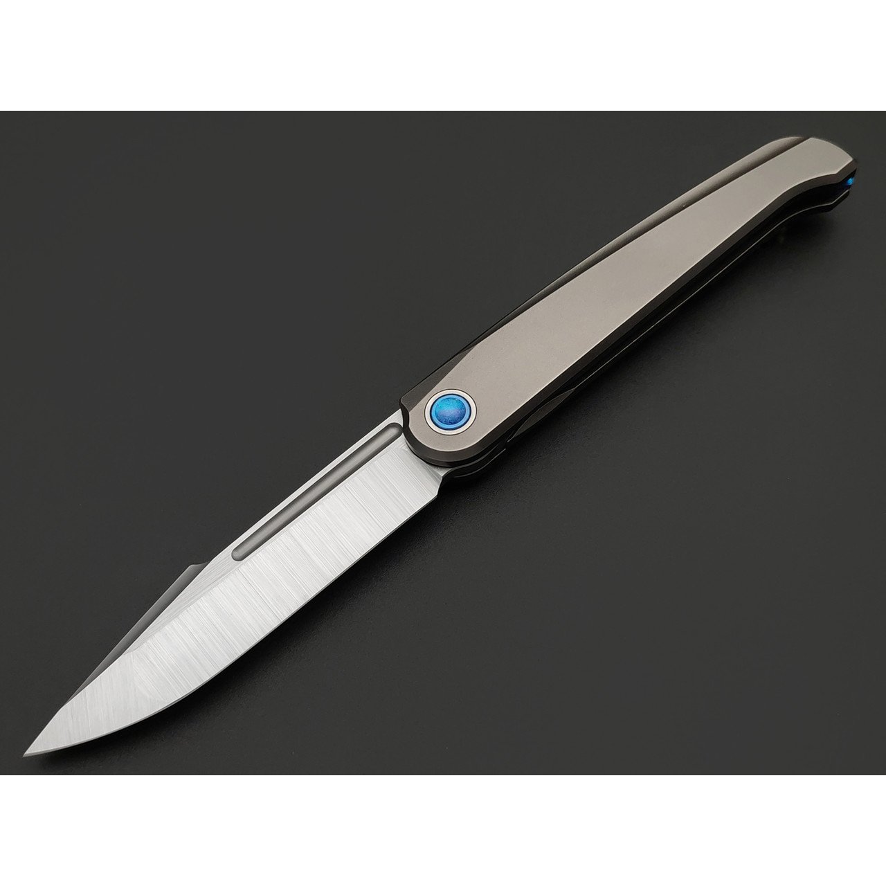 TuoTown складной нож Fin TFI-MB сталь M390 satin, рукоять Titanium TC4 Grey, Titanium crystal blue