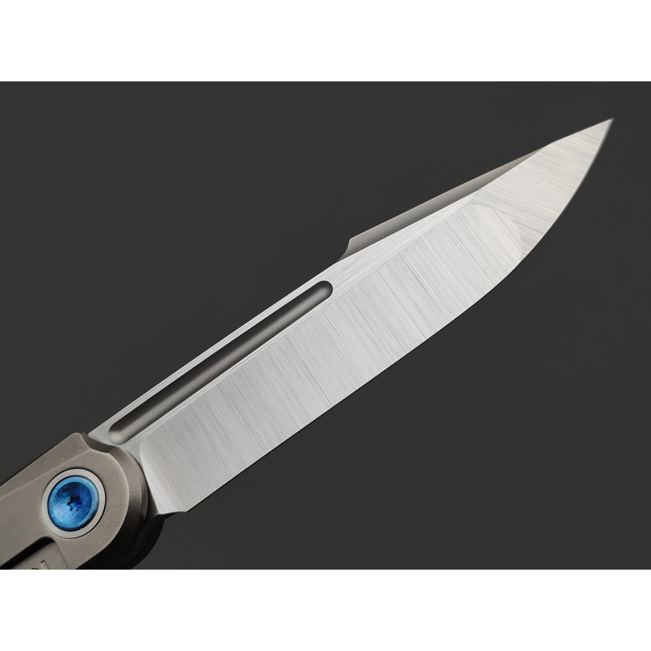TuoTown складной нож Fin TFI-MB сталь M390 satin, рукоять Titanium TC4 Grey, Titanium crystal blue