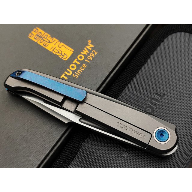 TuoTown складной нож Fin TFI-MB сталь M390 satin, рукоять Titanium TC4 Grey, Titanium crystal blue