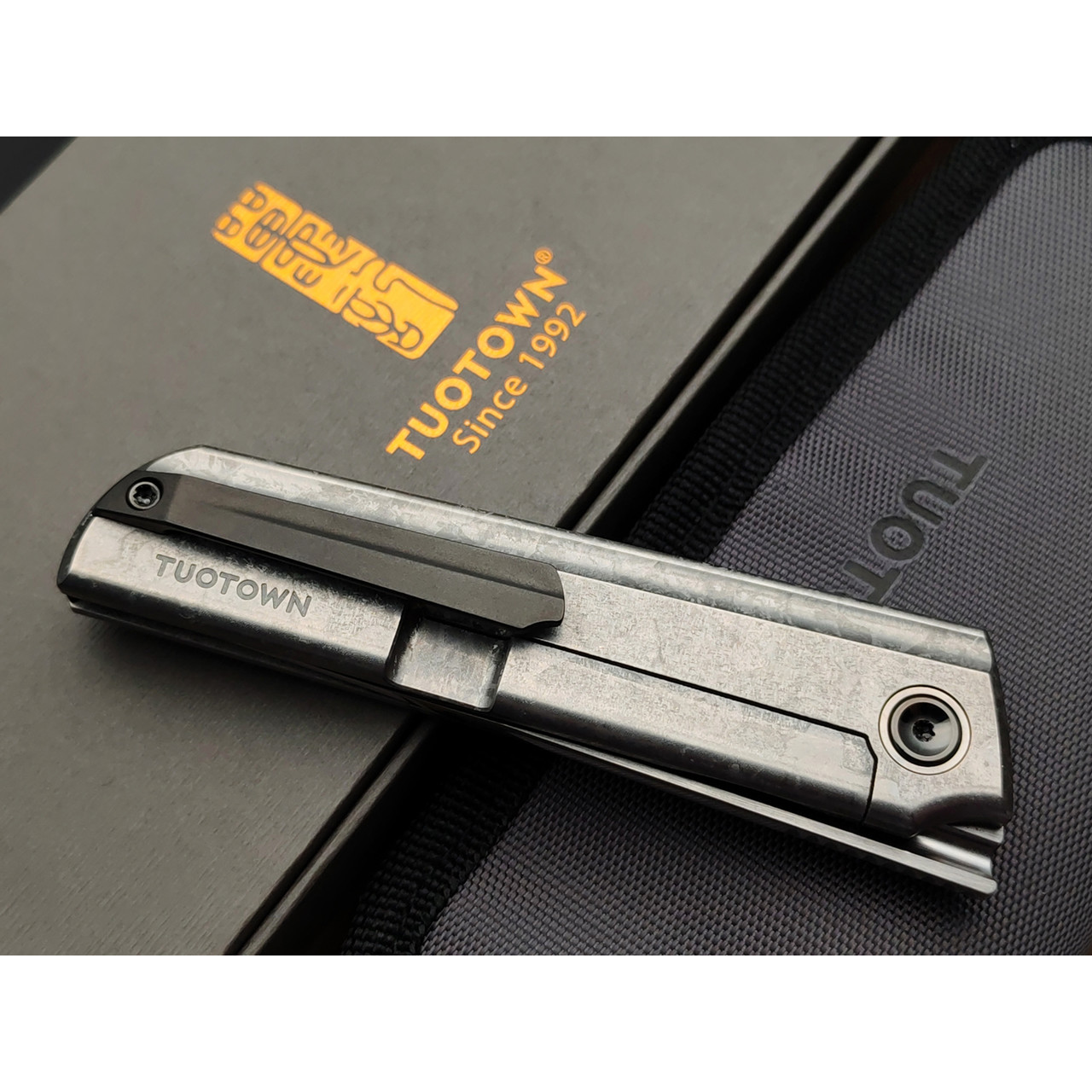TuoTown складной нож Common TCM-MK сталь M390, рукоять Titanium Crystal Grey