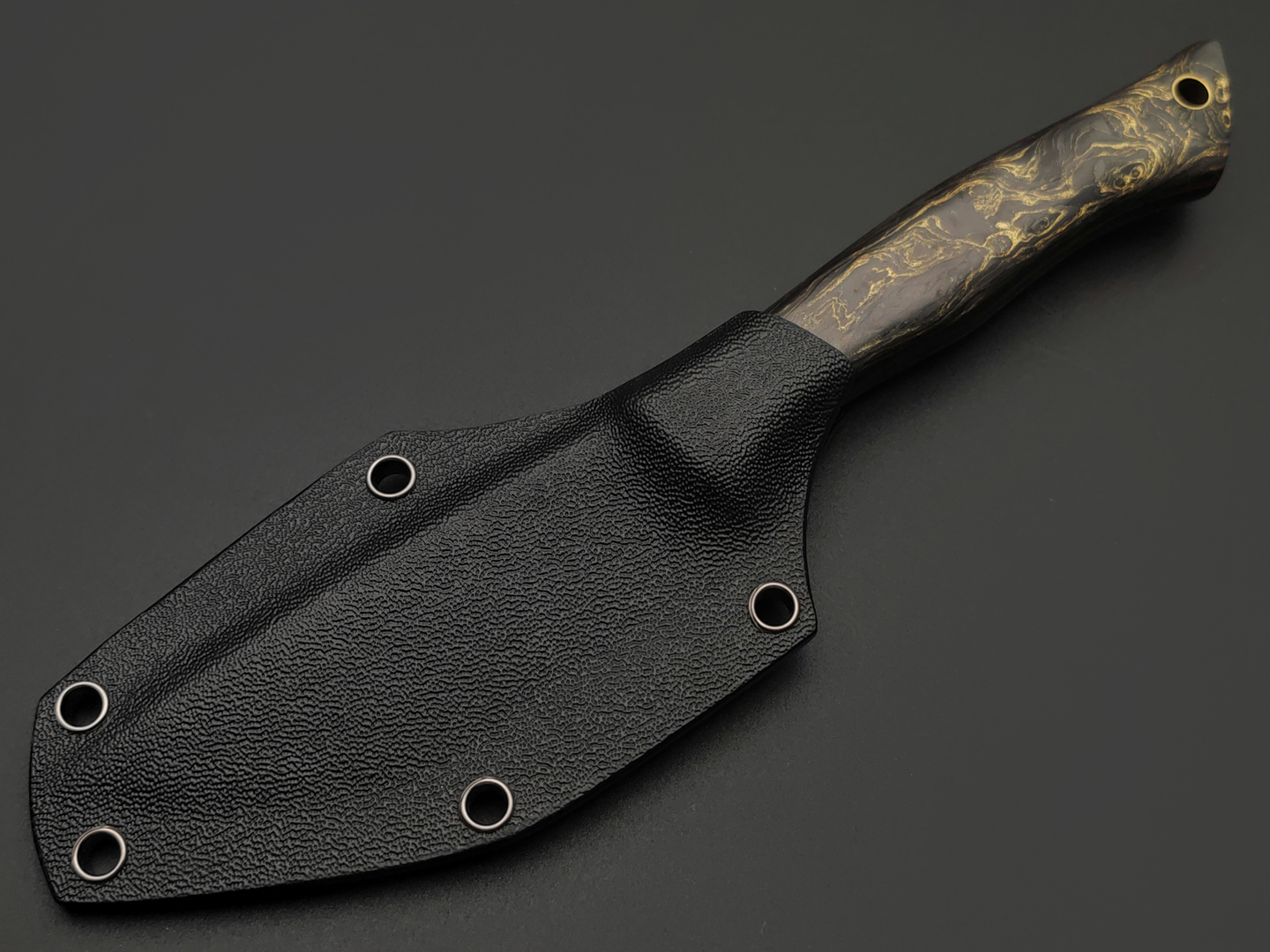 Neyris Knives нож Даку сталь CPM Magnacut, рукоять Carbon fiber chaotic gold, G10, латунь