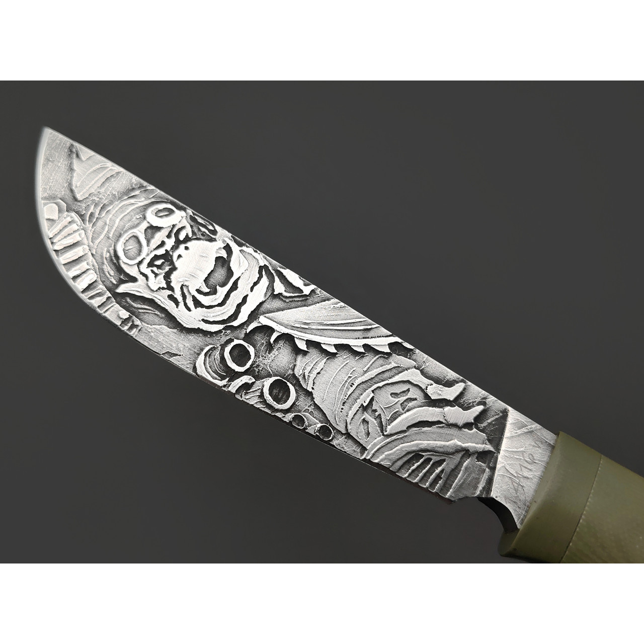 Волчий Век нож Слонёнок Custom Orc Edition сталь 1.4116 WA худ. травление, G10 OD green, пины карбон