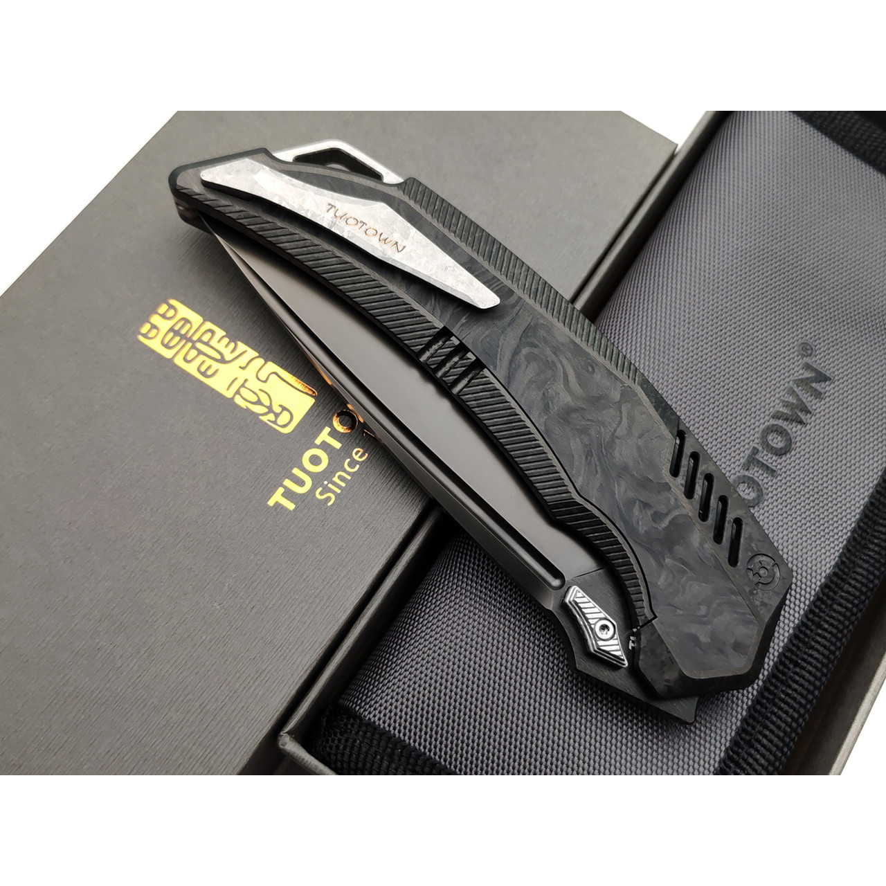 TuoTown складной нож Tiburon TTR-MKDC сталь TMAX DLC, рукоять Titanium Crystal, Carbon fiber chaotic black