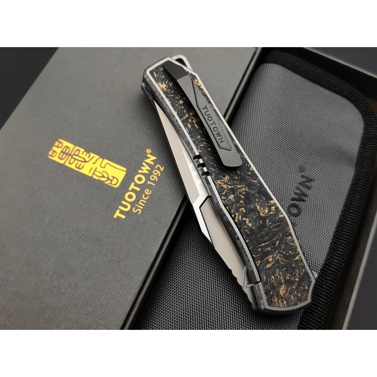 TuoTown складной нож Lau Integral TLA-MC сталь TMAX satin, рукоять Titanium Crystal Grey, Carbon fiber chaotic gold