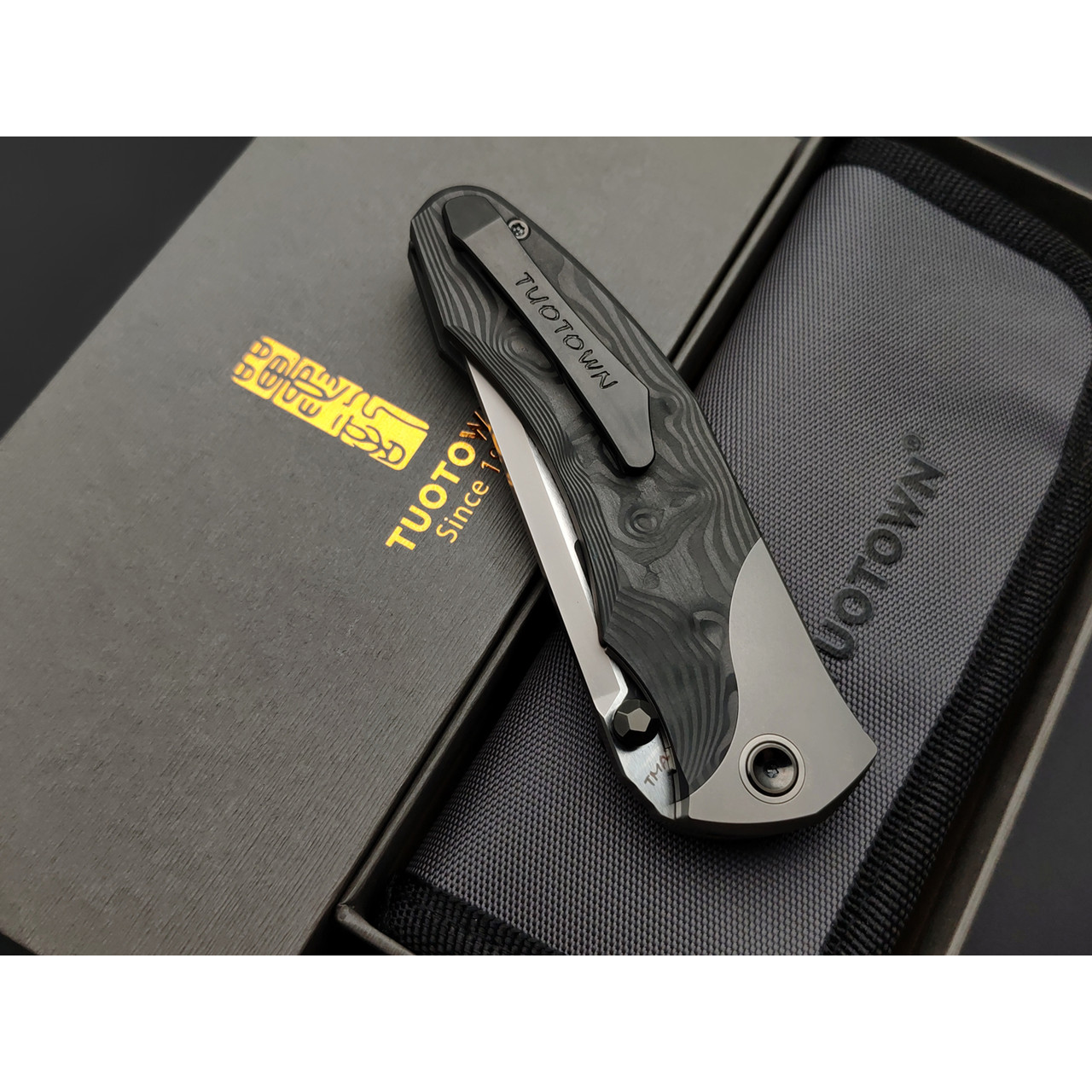 TuoTown складной нож Uro TUR-MKC сталь TMAX satin, рукоять Carbon fiber, Titanium TC4 grey