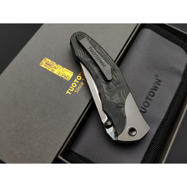 TuoTown складной нож Uro TUR-MKC сталь TMAX satin, рукоять Carbon fiber, Titanium TC4 grey