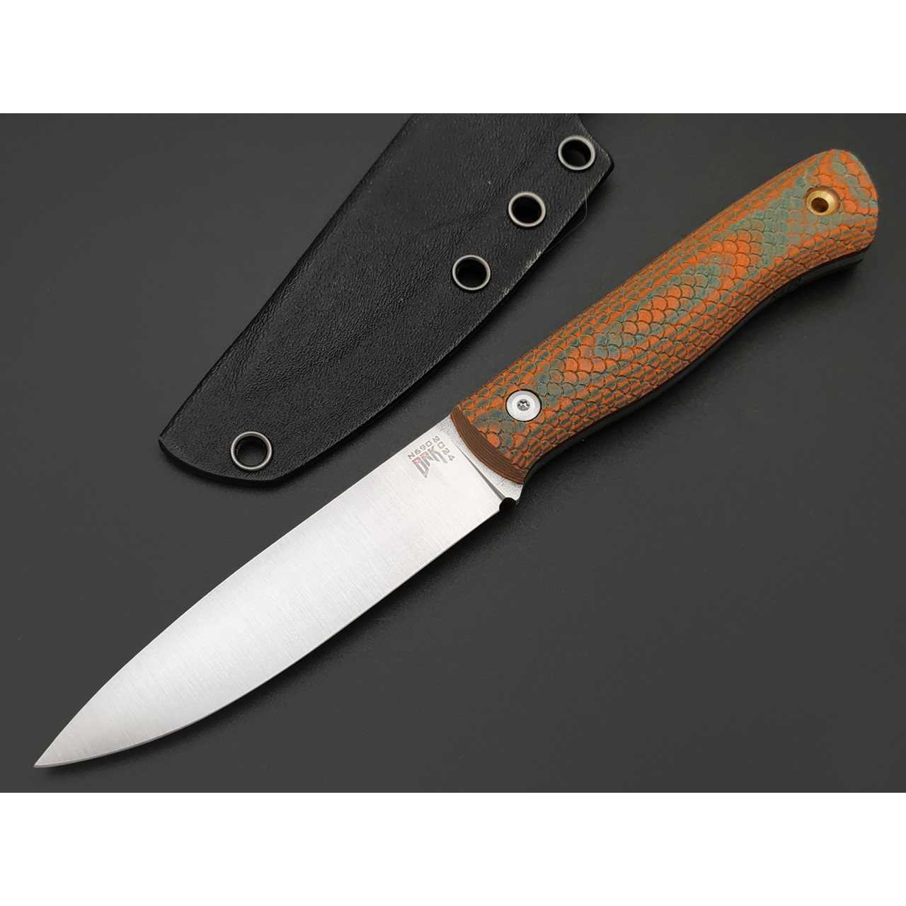 BRK нож Бушкрафт сталь N690 satin, спуски конвекс, рукоять G10 orange & green, насечка