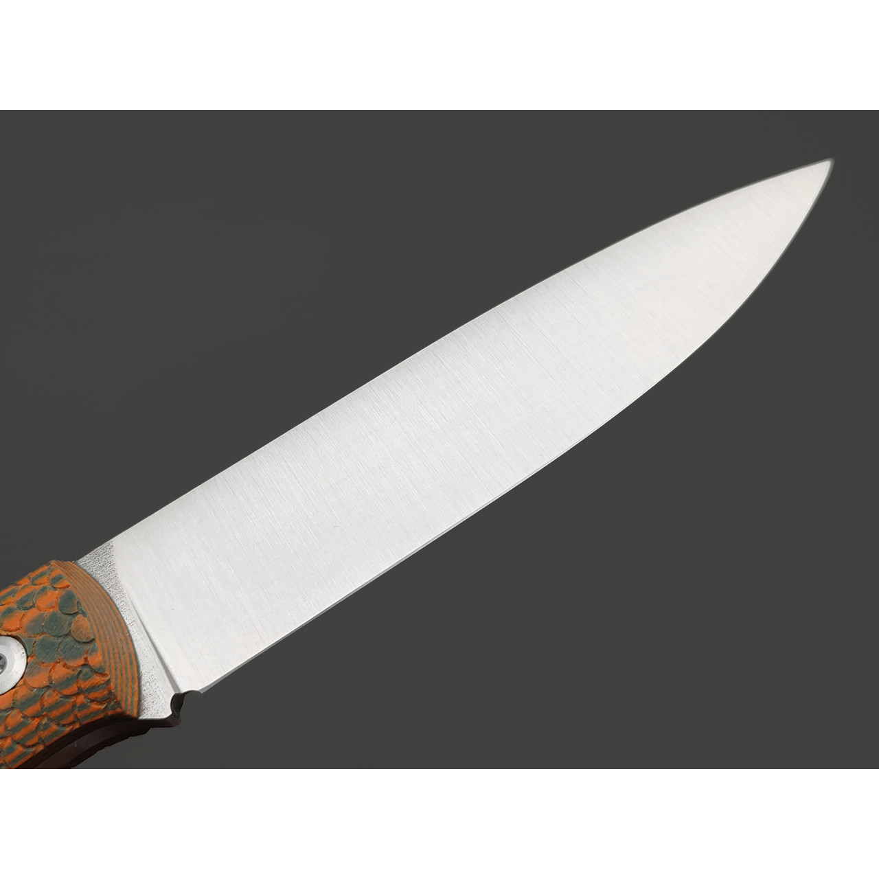 BRK нож Бушкрафт сталь N690 satin, спуски конвекс, рукоять G10 orange & green, насечка