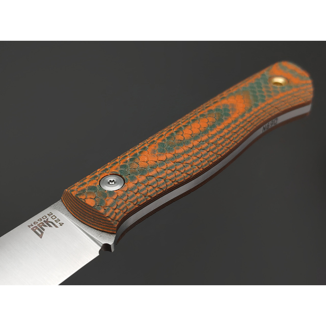 BRK нож Бушкрафт сталь N690 satin, спуски конвекс, рукоять G10 orange & green, насечка