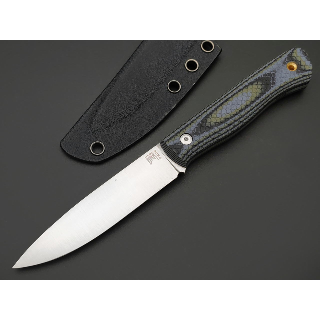 BRK нож Бушкрафт сталь N690 satin, спуски конвекс, рукоять G10 black-grey & green, насечка
