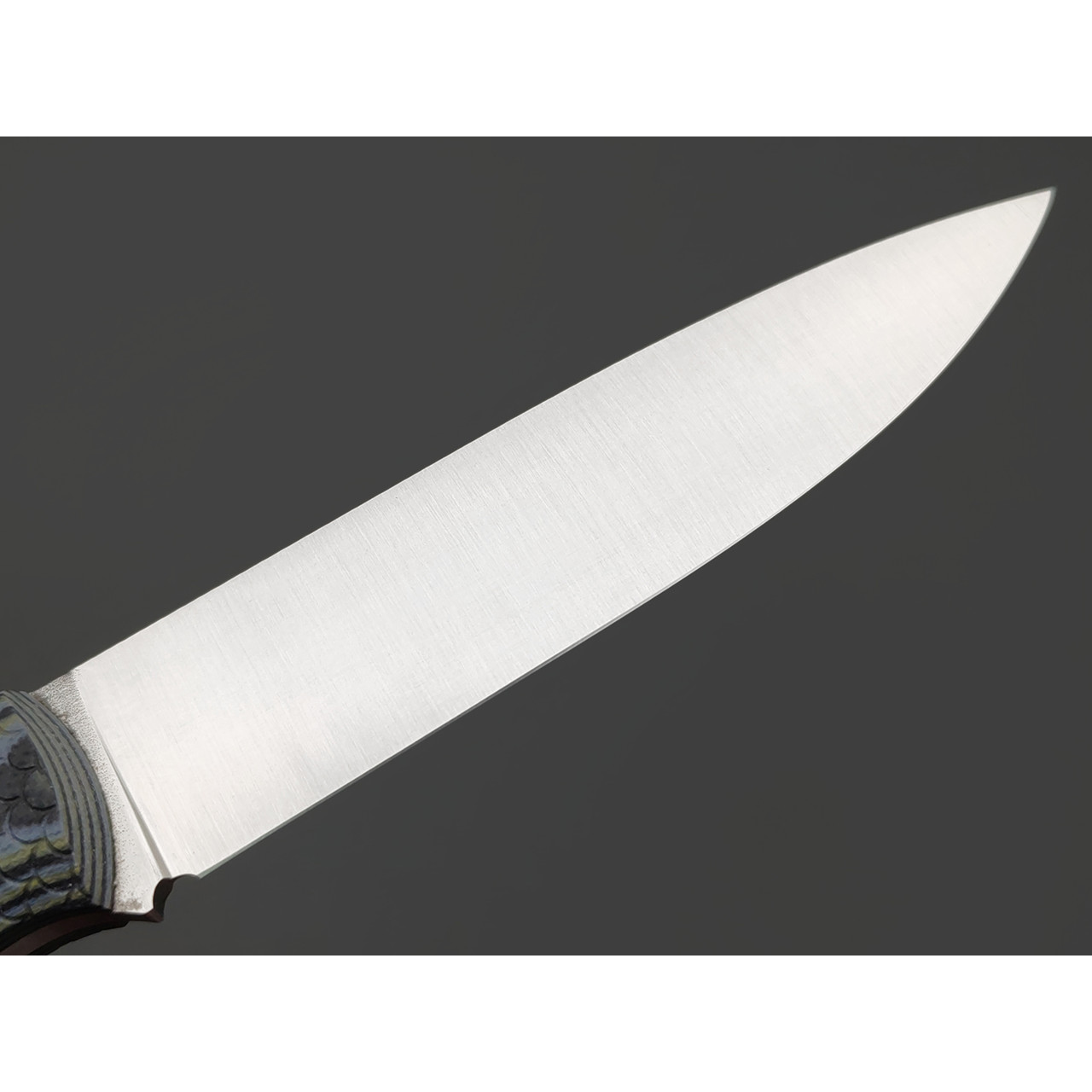BRK нож Бушкрафт сталь N690 satin, спуски конвекс, рукоять G10 black-grey & green, насечка