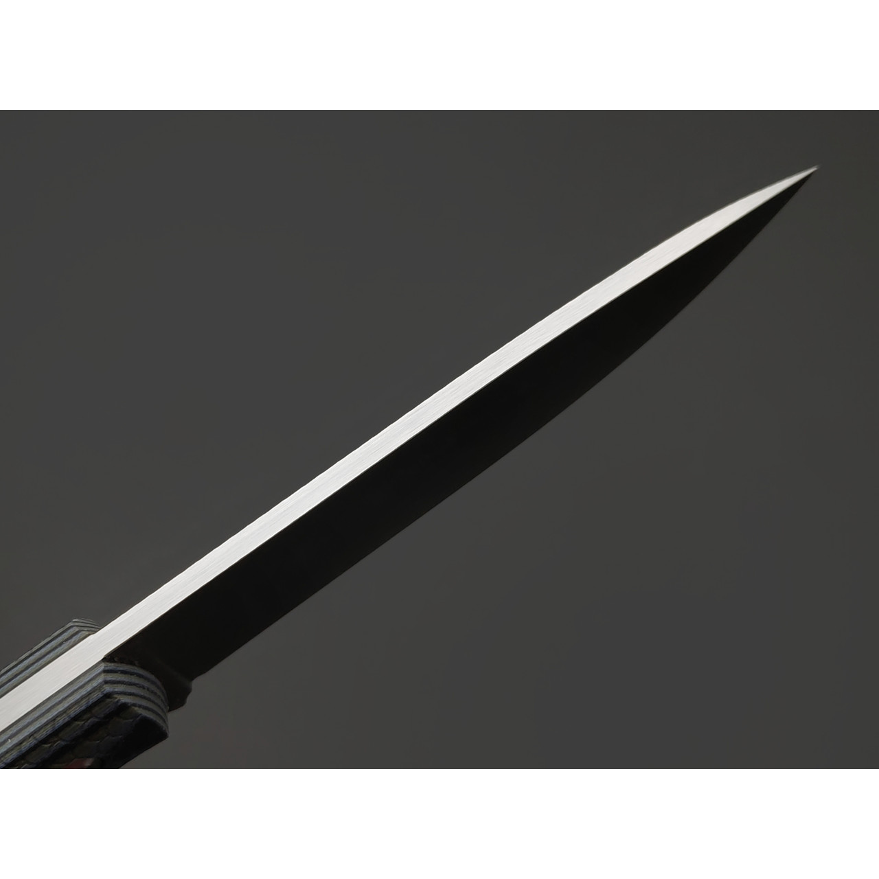 BRK нож Бушкрафт сталь N690 satin, спуски конвекс, рукоять G10 black-grey & green, насечка