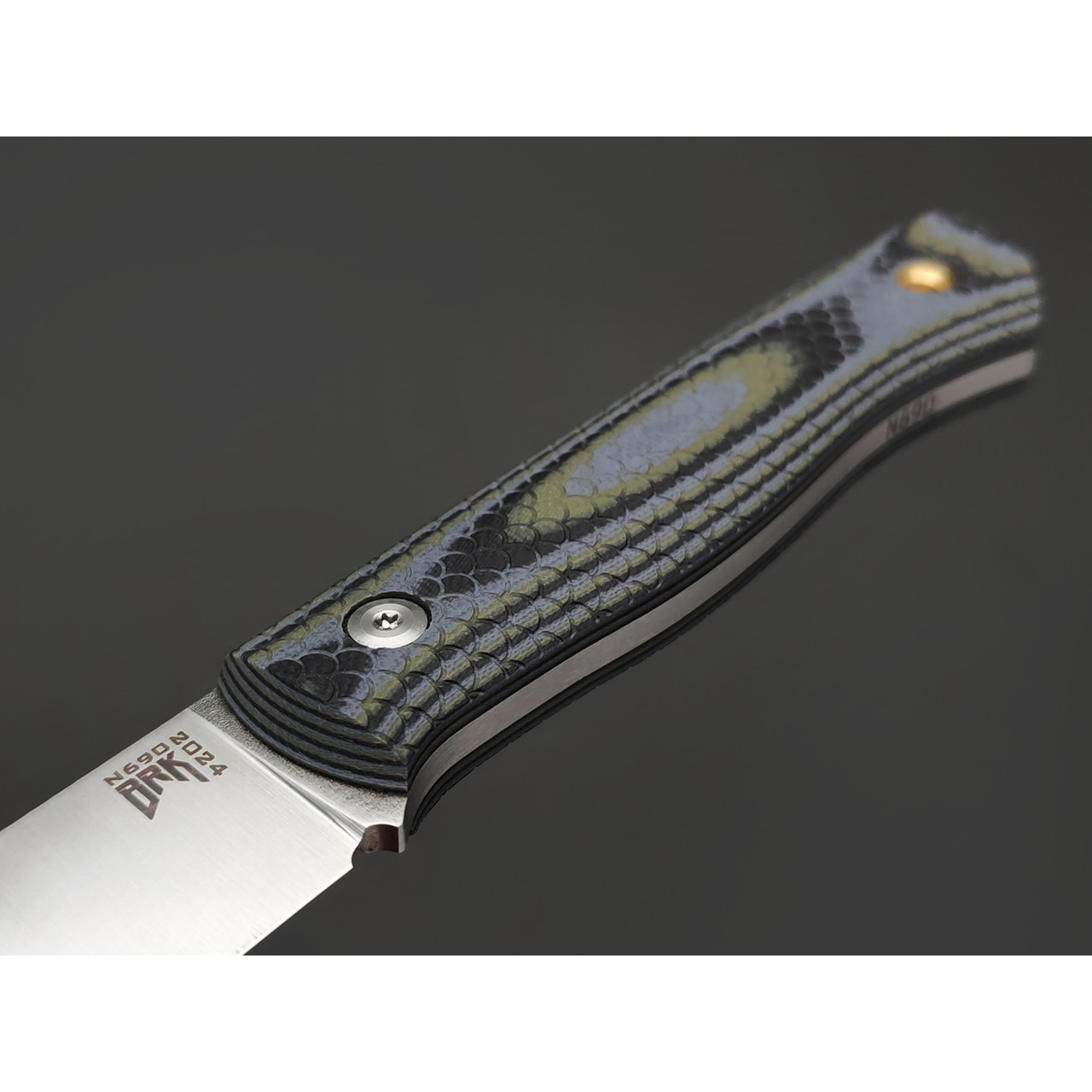 BRK нож Бушкрафт сталь N690 satin, спуски конвекс, рукоять G10 black-grey & green, насечка
