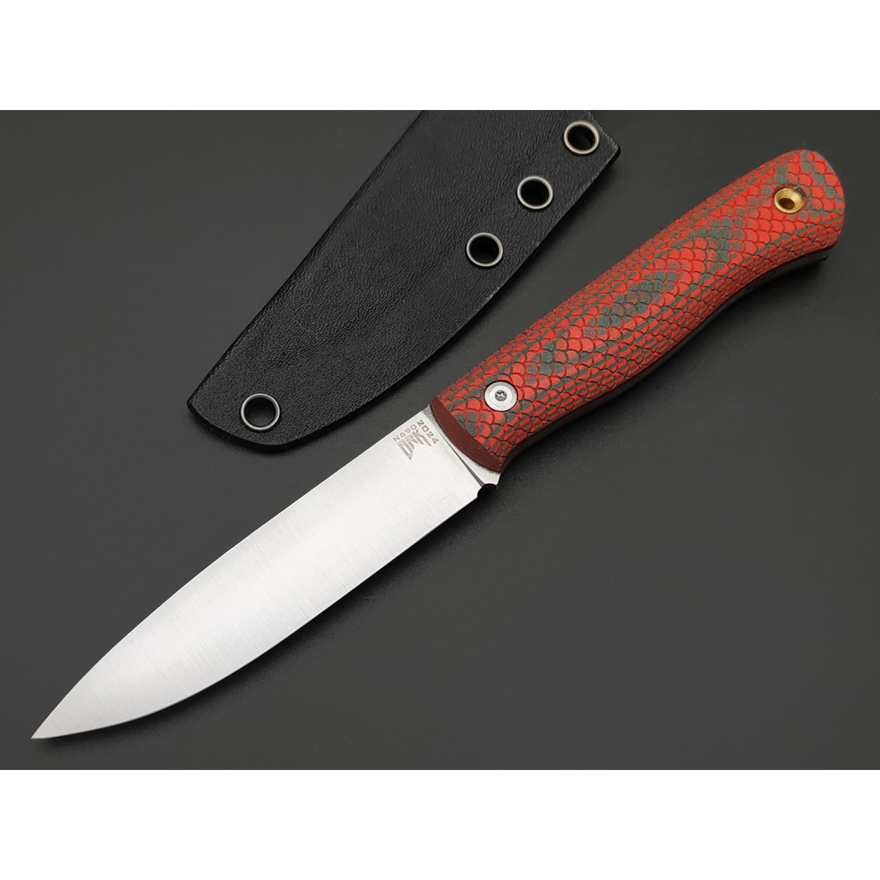 BRK нож Бушкрафт сталь N690 satin, спуски конвекс, рукоять G10 red & green, насечка
