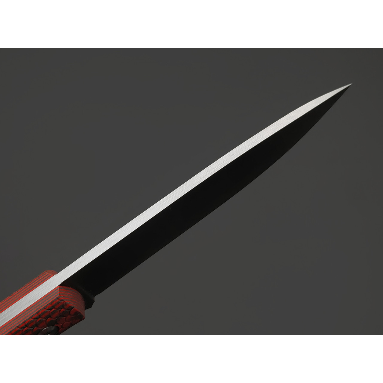 BRK нож Бушкрафт сталь N690 satin, спуски конвекс, рукоять G10 red & green, насечка