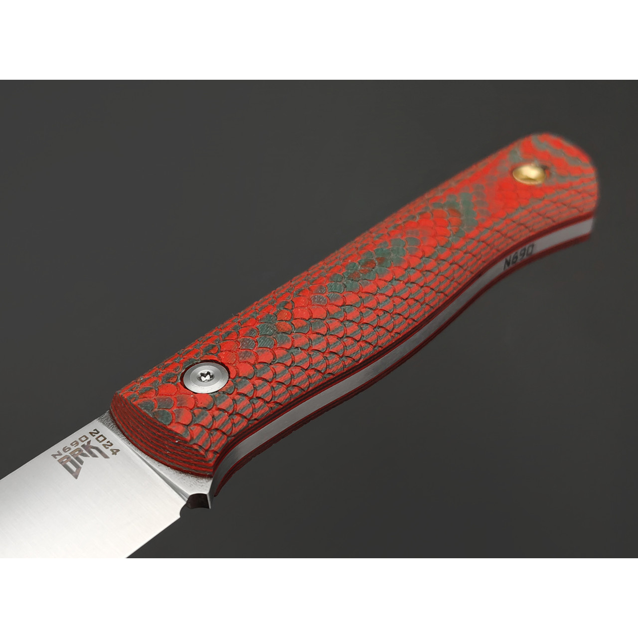 BRK нож Бушкрафт сталь N690 satin, спуски конвекс, рукоять G10 red & green, насечка