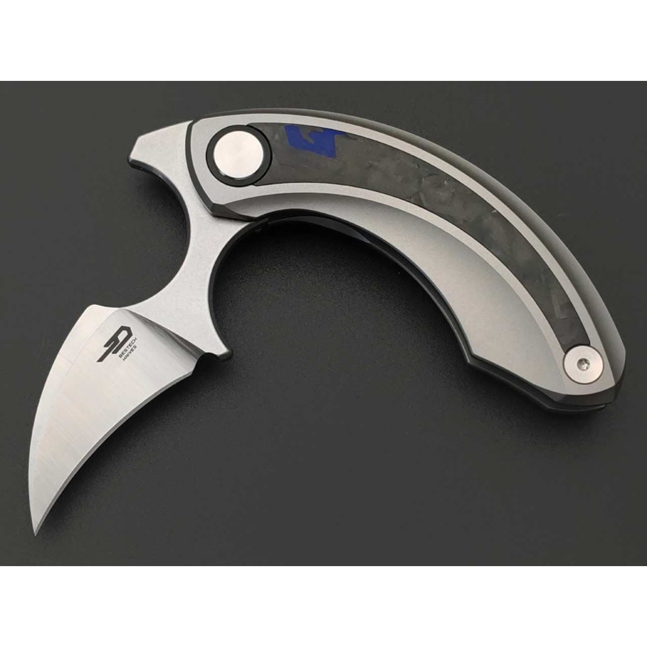 Bestech Knives нож складной Strelit BT2103D, сталь M390 satin, рукоять Titanium, carbon fiber blue