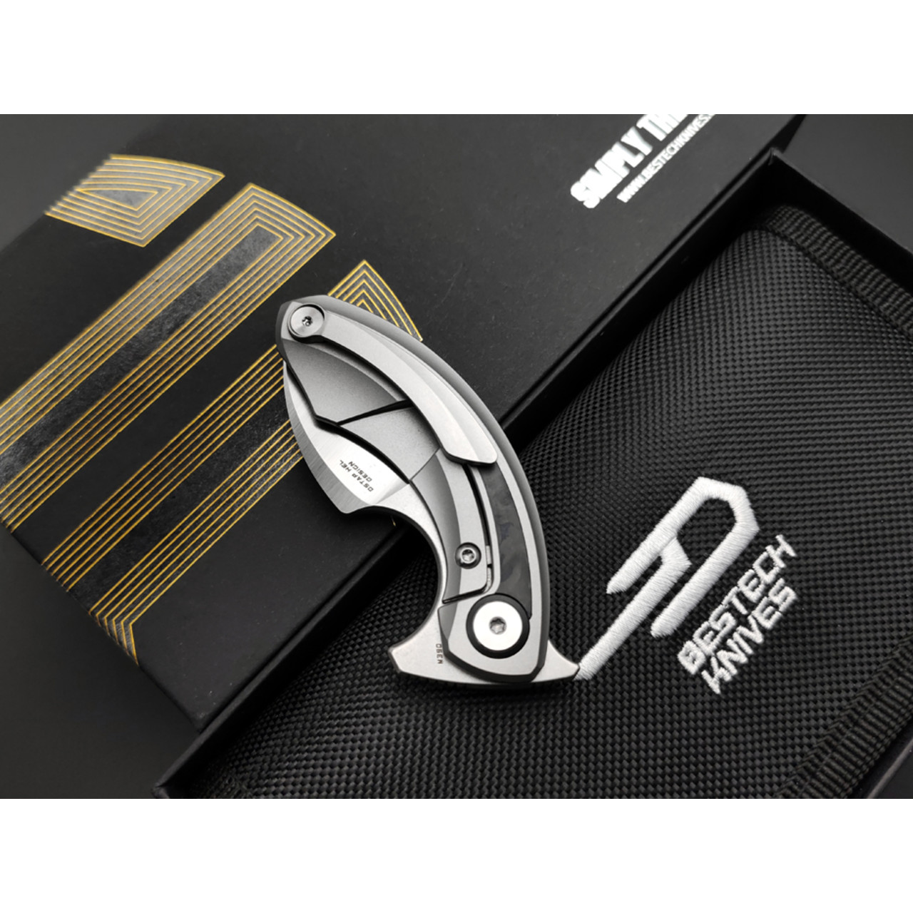 Bestech Knives нож складной Strelit BT2103D, сталь M390 satin, рукоять Titanium, carbon fiber blue