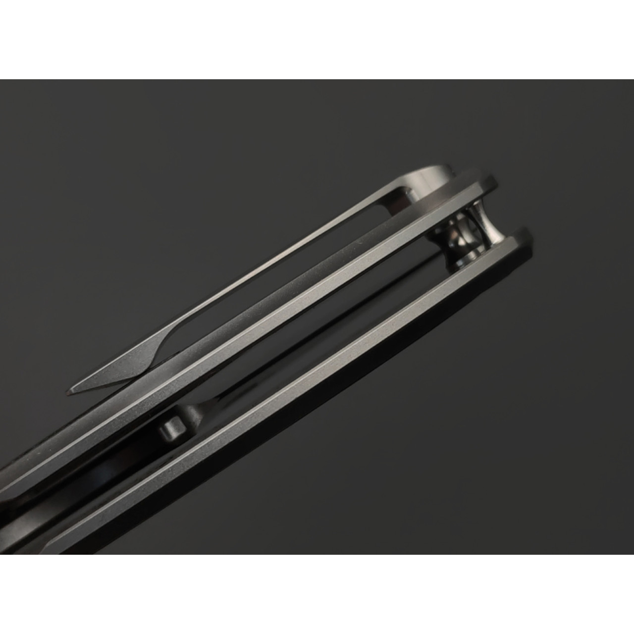 Bestech Knives нож складной Strelit BT2103D, сталь M390 satin, рукоять Titanium, carbon fiber blue
