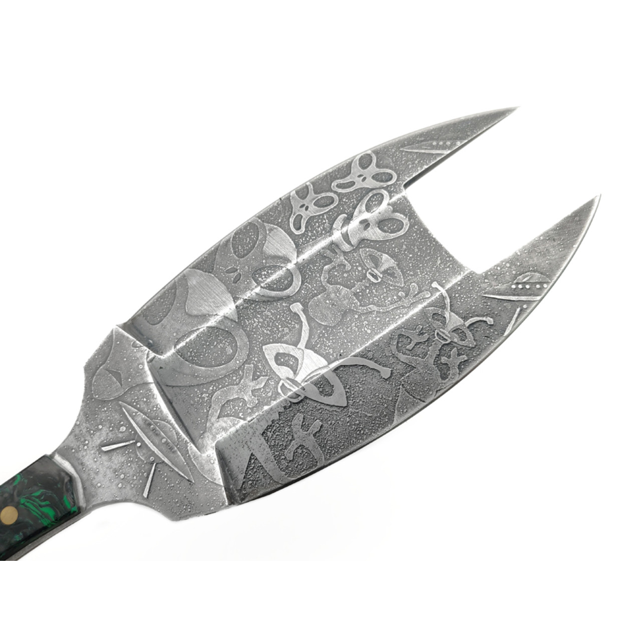 Волчий Век нож Инопланетянец сталь Magnacut WA худ. травление, рукоять Carbon fiber chaotic green, G10 black, латунь