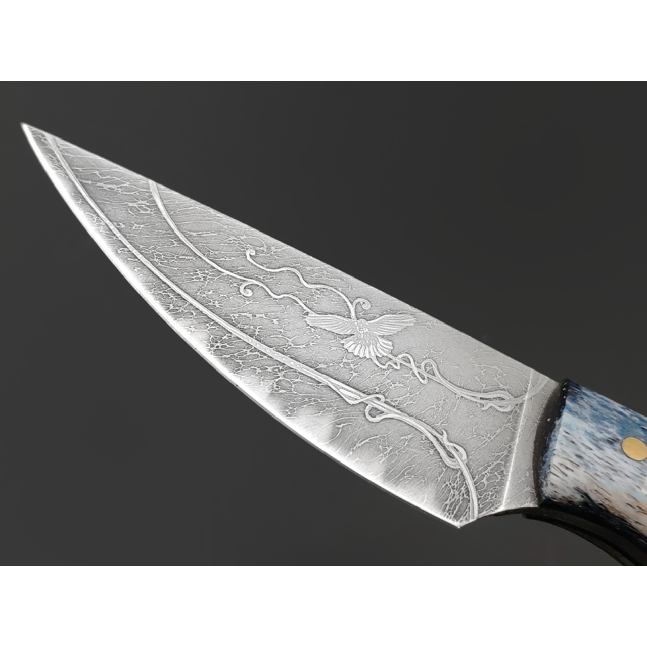 Волчий Век нож МасичЬка Custom сталь M390 WA худ. травление, рукоять стаб. Кость жирафа, G10 black, латунь