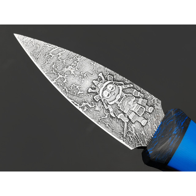 Волчий Век нож Кинжальчик Custom "Миньон-Самурай" сталь N690 WA худ. травление, рукоять G10, carbon fiber chaotic blue