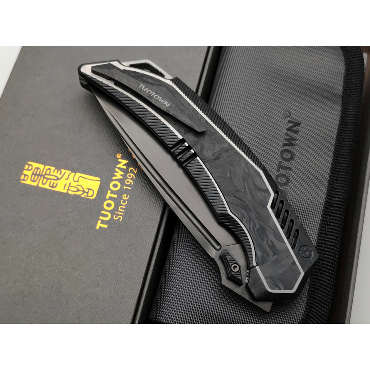 TuoTown складной нож Tiburon TTR-MKCD сталь TMAX DLC, рукоять Titanium Crystal black, Carbon fiber chaotic black
