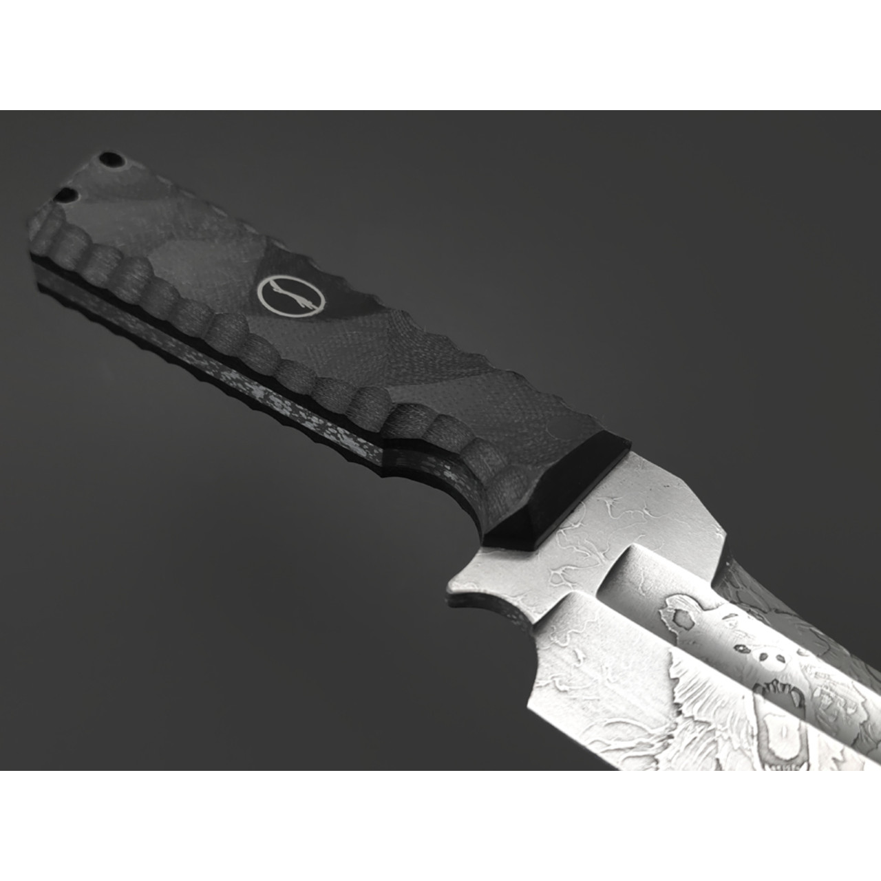Волчий Век нож Карачун Custom сталь N690 WA худ. травление, рукоять G10 black, карбон, ножны с люминофором