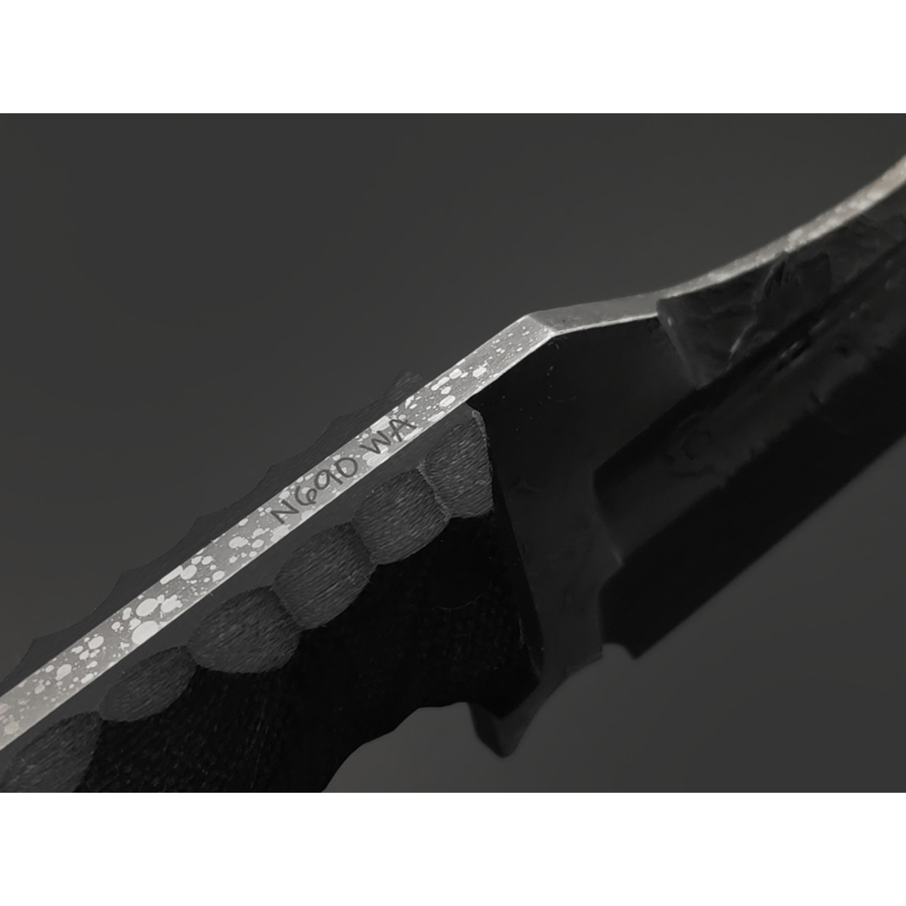 Волчий Век нож Карачун Custom сталь N690 WA худ. травление, рукоять G10 black, карбон, ножны с люминофором