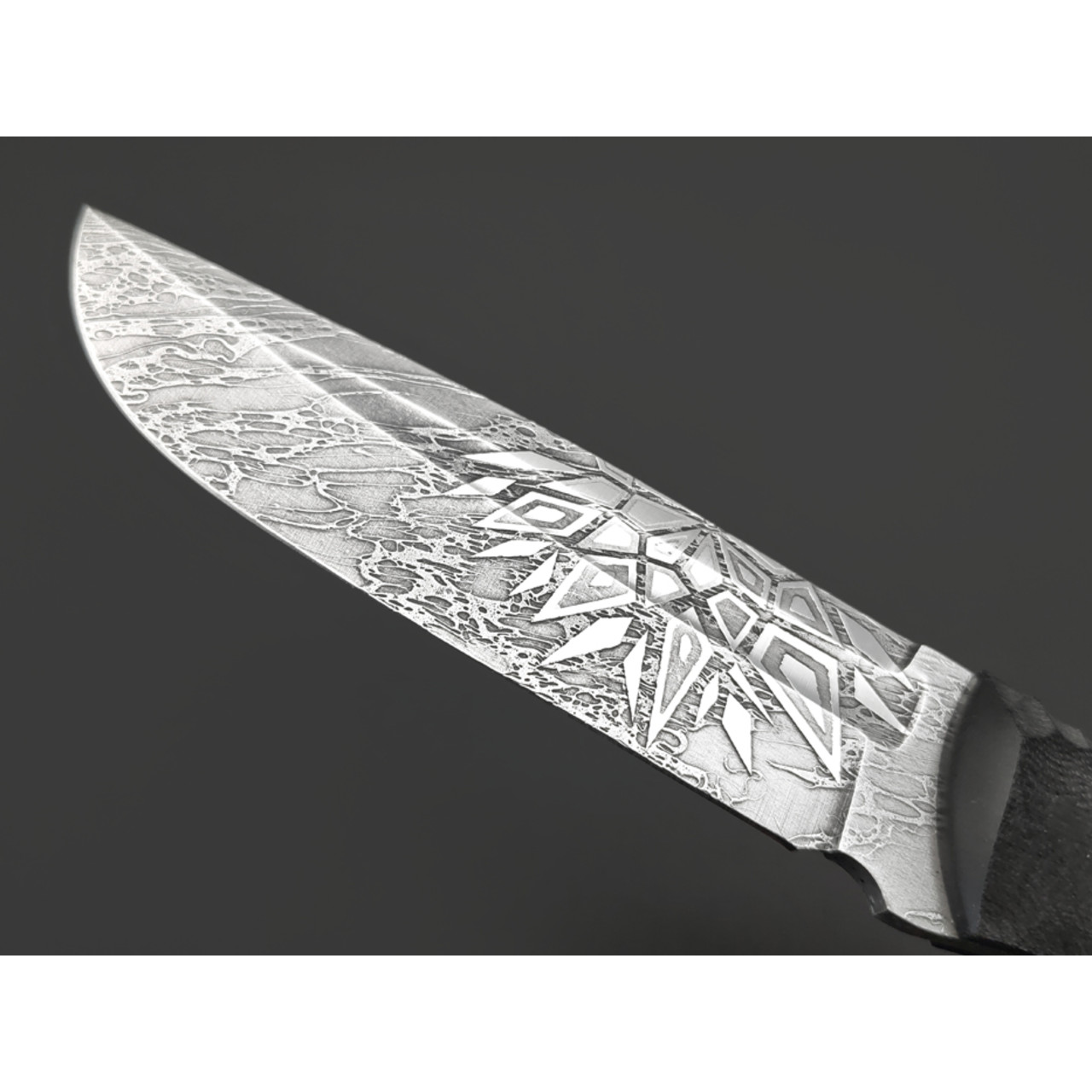 Волчий Век нож Ямской Custom сталь N690 WA худ. травление, рукоять G10 black, пины карбон