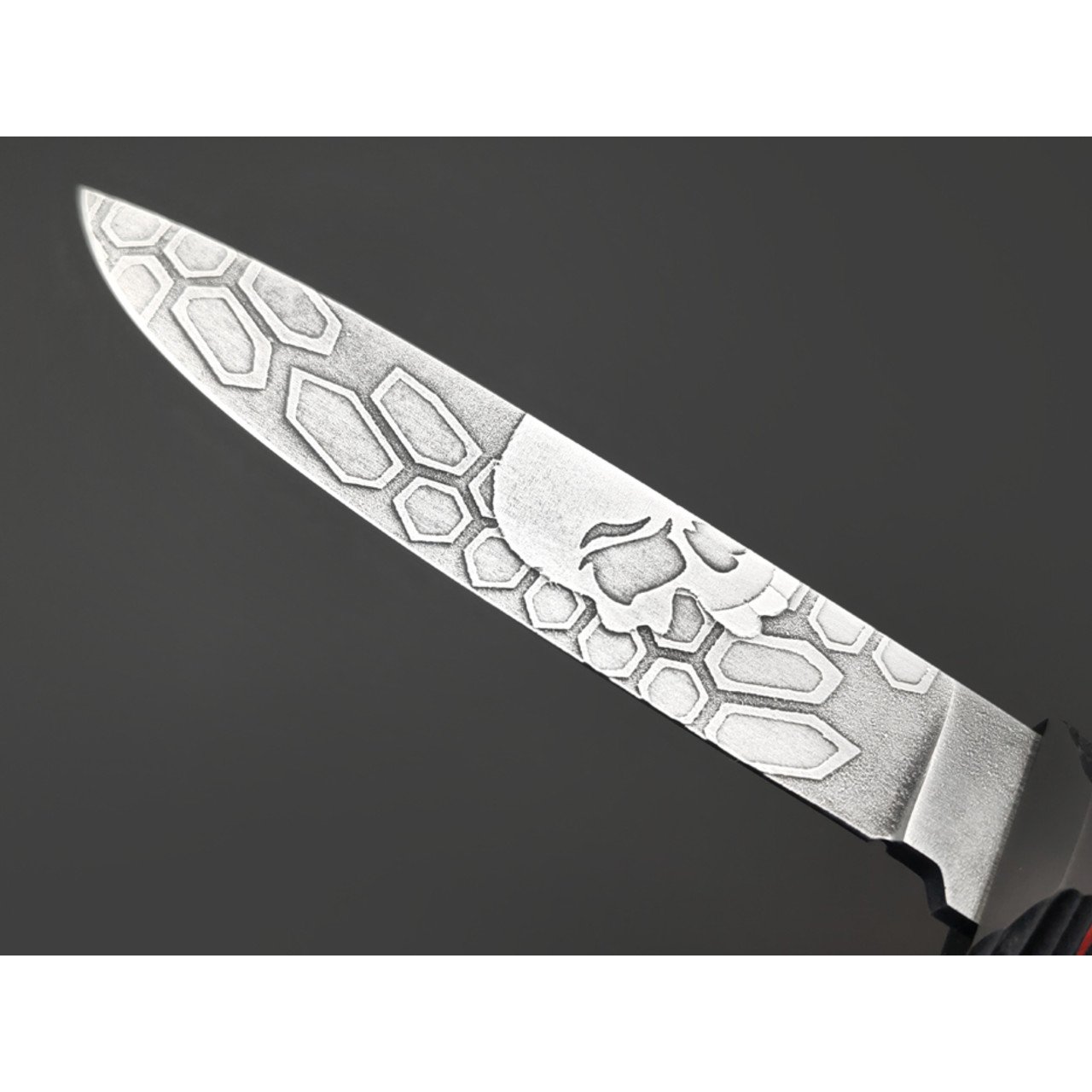 Волчий Век нож Техно Слоник Custom Skull Edition сталь N690 WA худ. травление, рукоять G10 black & red, carbon fiber
