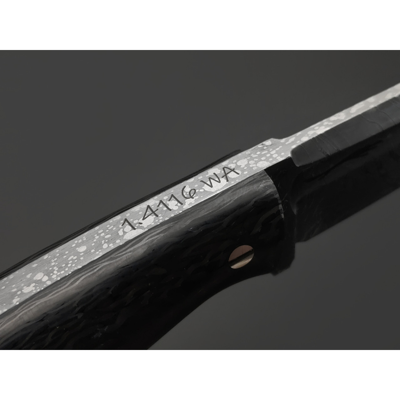 Волчий Век нож Mark-II Малый Custom сталь 1.4116 WA травление дамаскаж, рукоять Carbon fiber, латунь
