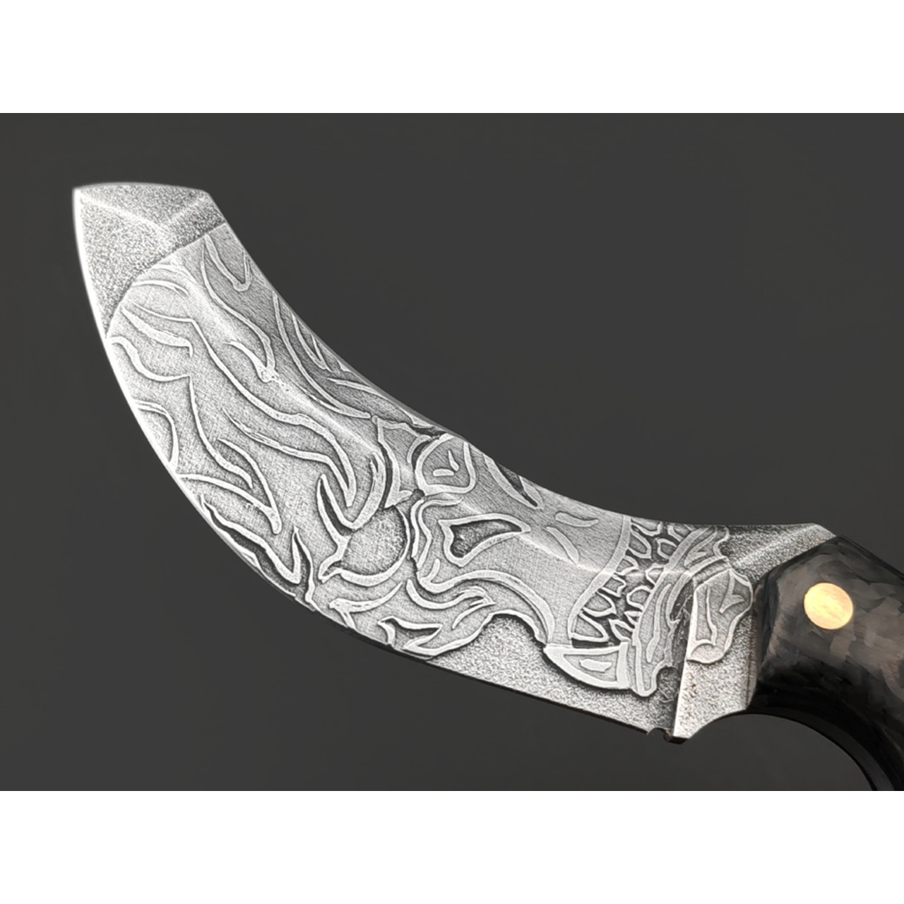 Волчий Век нож Кондрат 8 Mod. Custom "Orc Edition" сталь N690 WA худ. травление, рукоять Carbon fiber, мозаичные пины