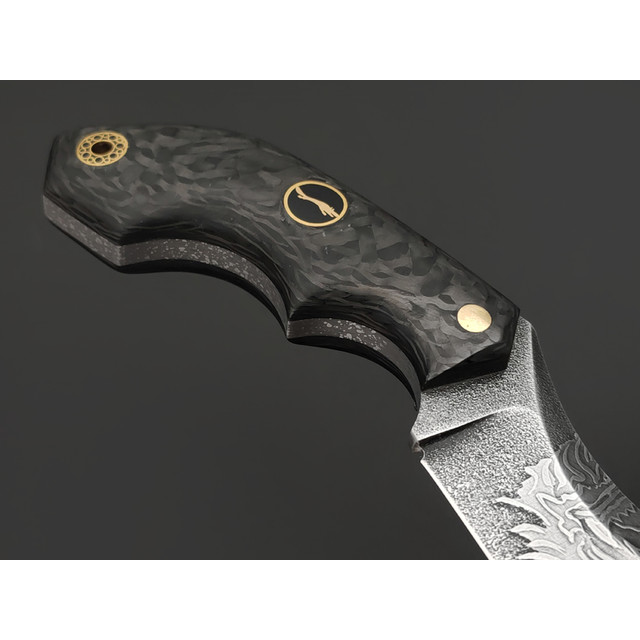 Волчий Век нож Кондрат 8 Mod. Custom "Orc Edition" сталь N690 WA худ. травление, рукоять Carbon fiber, мозаичные пины
