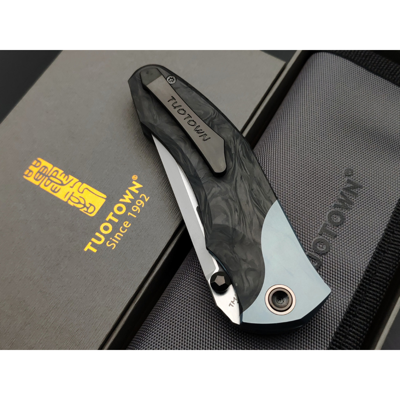 TuoTown складной нож Uro TUR-MKC-BL сталь TMAX satin, рукоять Carbon fiber, Titanium TC4 blue