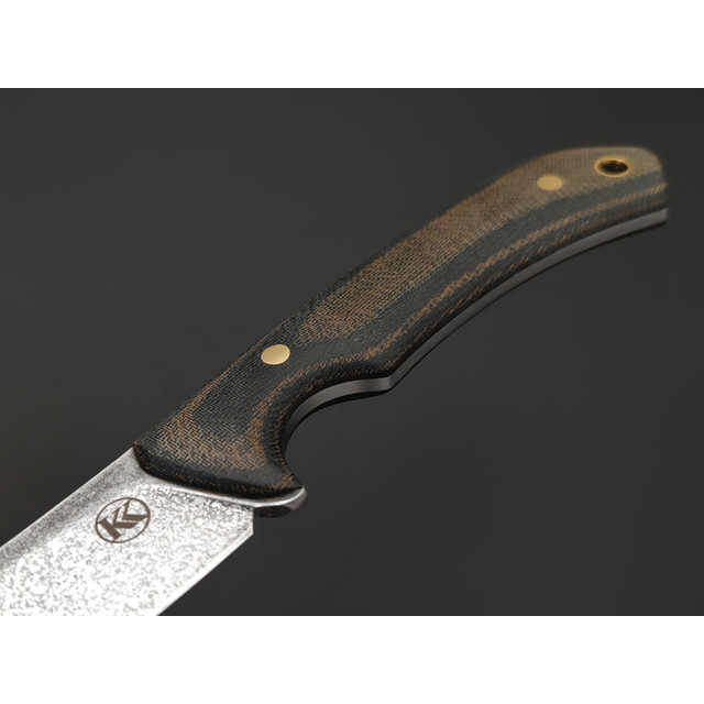 Кирилл Козлов нож Скинер-У сталь Aus-10Co худ. травление, рукоять Micarta OD & olive, латунь