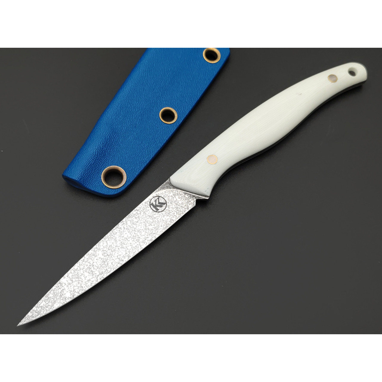 Кирилл Козлов нож Минога Ультра сталь M390 худ. травление, рукоять G10 white