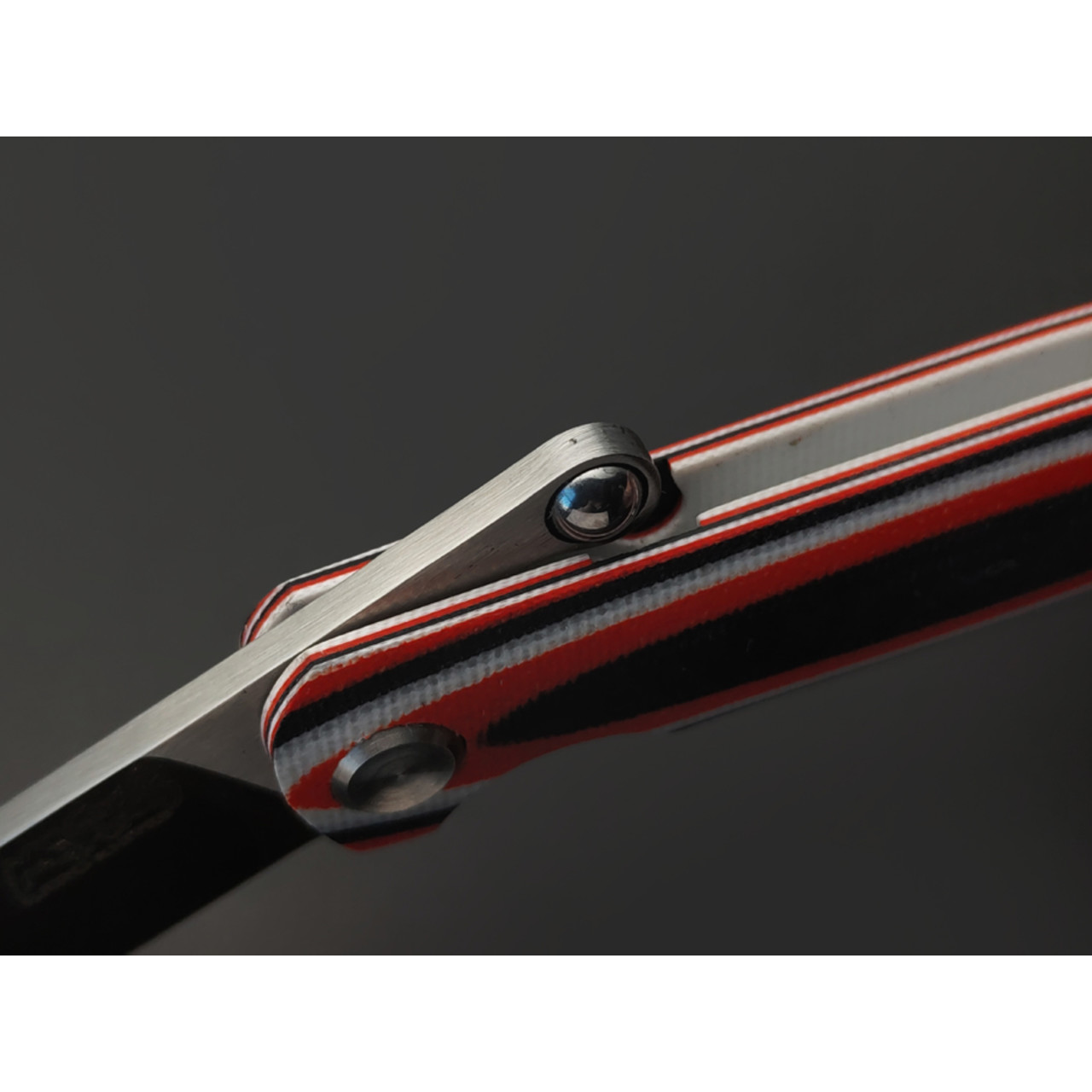 Saro нож складной фрикционный Микрос сталь Aus-10 satin, рукоять G10 red-white & black
