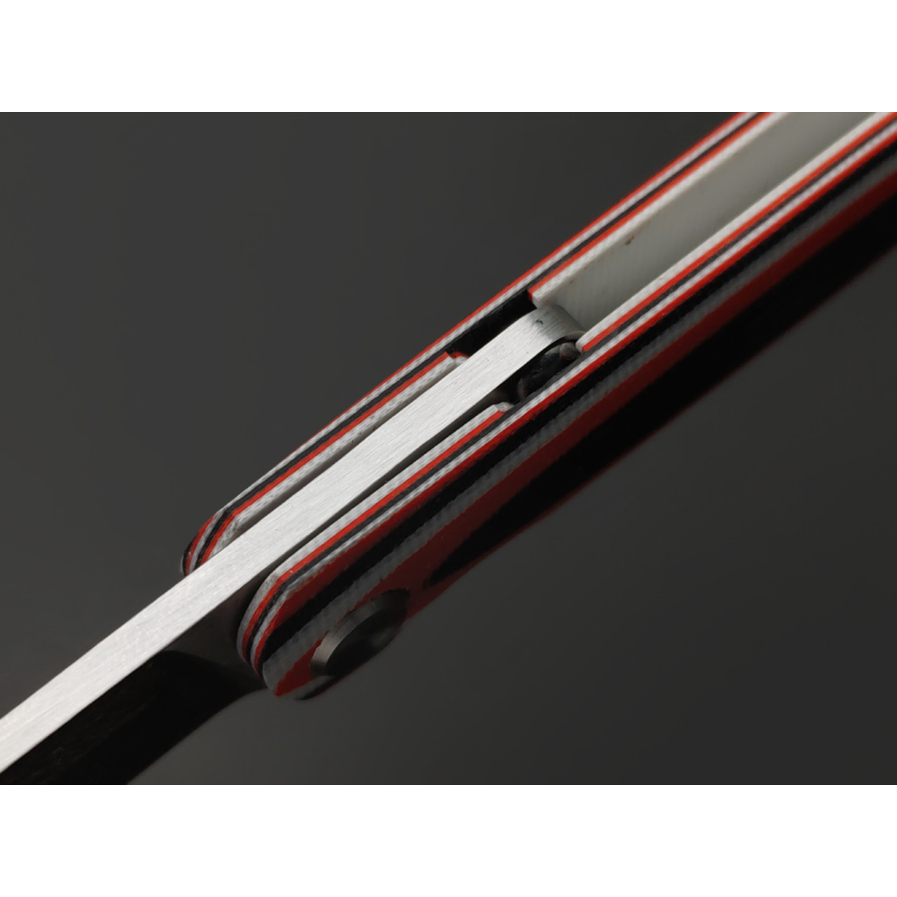 Saro нож складной фрикционный Микрос сталь Aus-10 satin, рукоять G10 red-white & black
