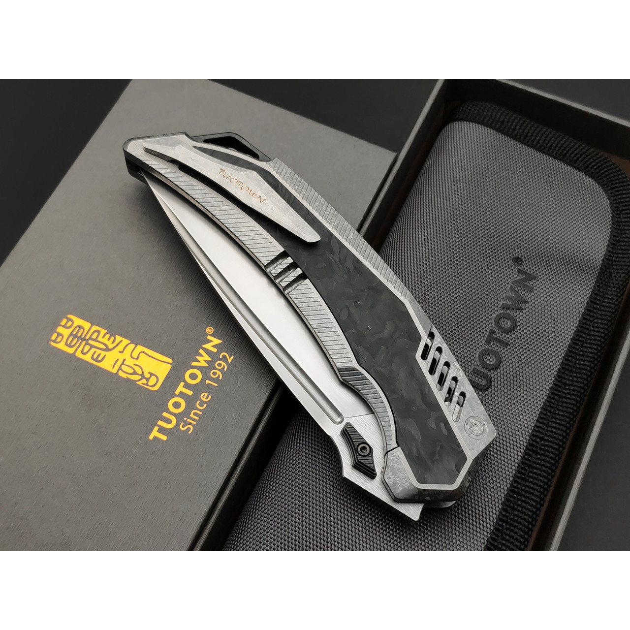 TuoTown складной нож Tiburon TTR-MKC сталь TMAX bead blast, рукоять Titanium Crystal grey, Carbon fiber chaotic black