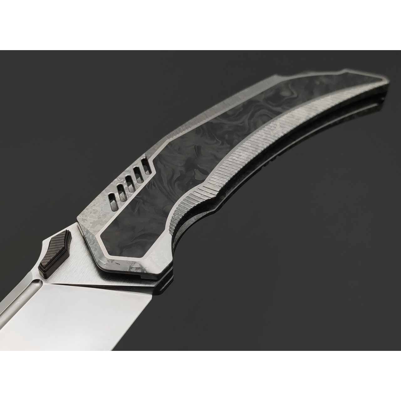 TuoTown складной нож Tiburon TTR-MKC сталь TMAX bead blast, рукоять Titanium Crystal grey, Carbon fiber chaotic black