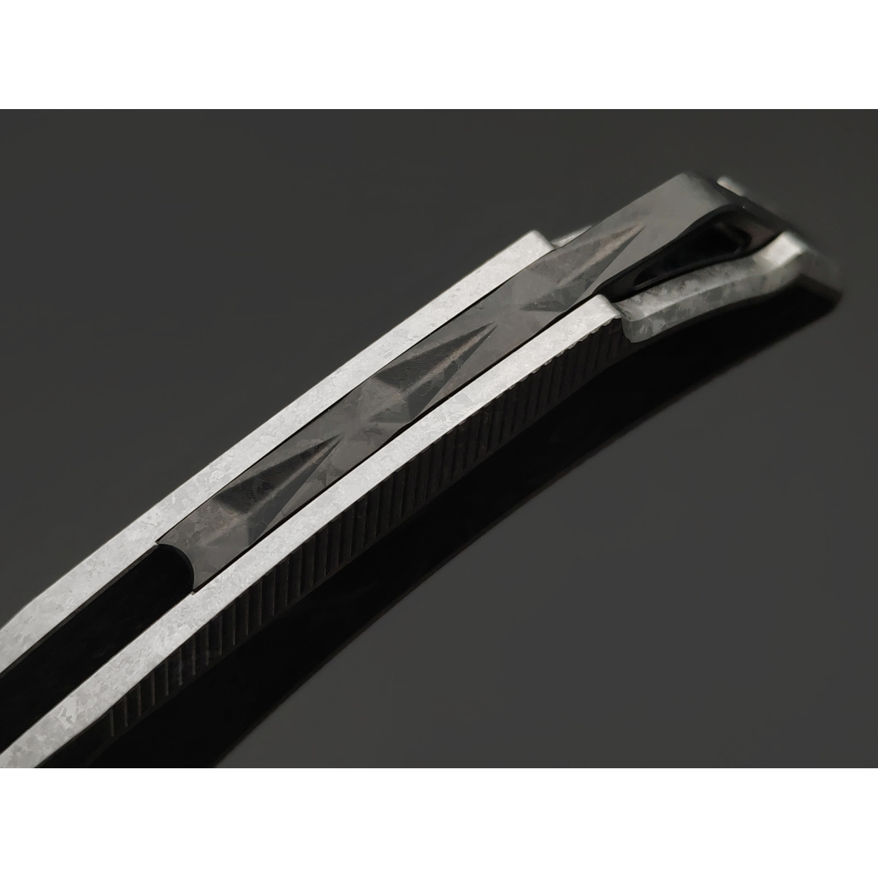 TuoTown складной нож Tiburon TTR-MKC сталь TMAX bead blast, рукоять Titanium Crystal grey, Carbon fiber chaotic black