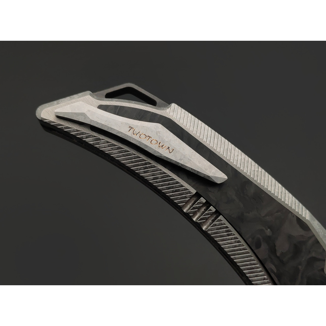 TuoTown складной нож Tiburon TTR-MKC сталь TMAX bead blast, рукоять Titanium Crystal grey, Carbon fiber chaotic black