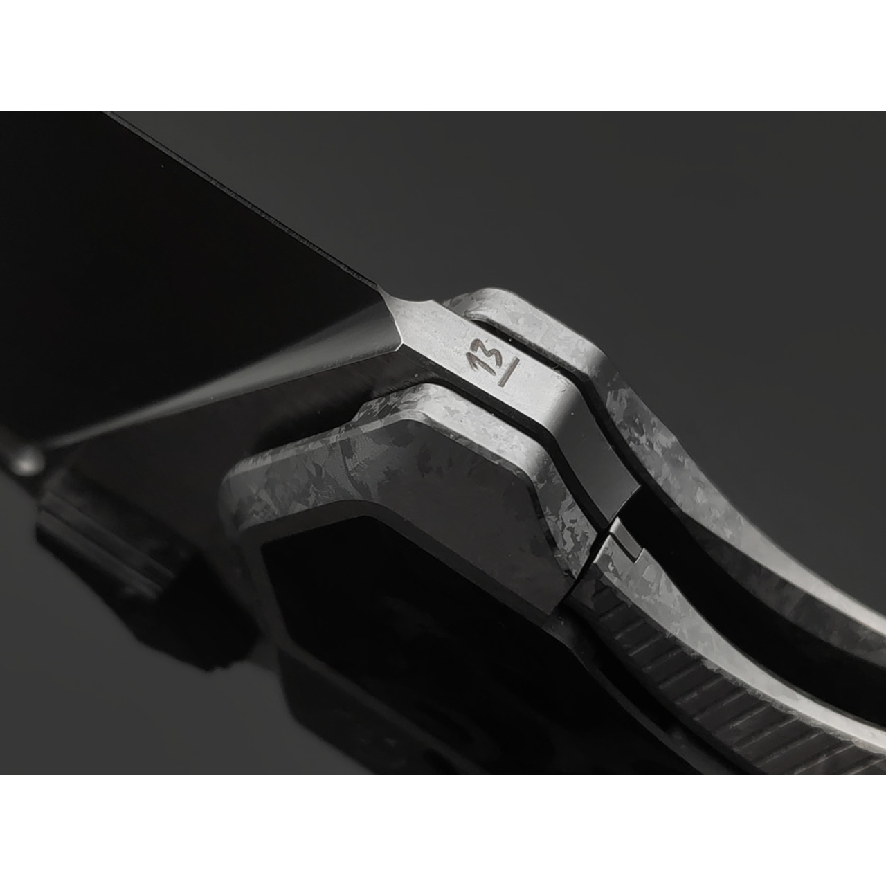TuoTown складной нож Tiburon TTR-MKC сталь TMAX bead blast, рукоять Titanium Crystal grey, Carbon fiber chaotic black