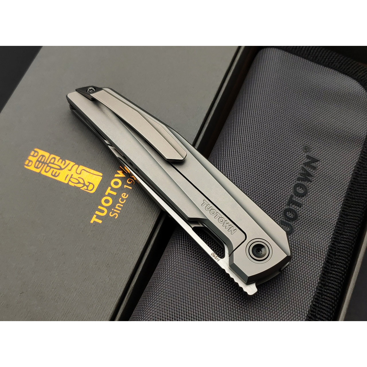 TuoTown складной нож Doroda TDR-MS сталь M390 satin, рукоять Titanium TC4 Grey