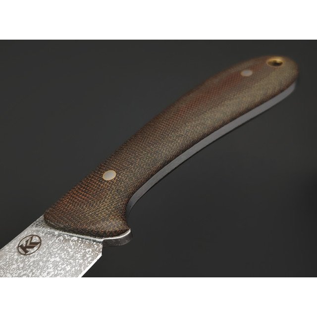 Кирилл Козлов нож Скинер 21 сталь K110 худ. травление, рукоять Micarta olive & brown, латунь