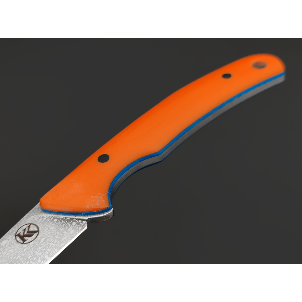 Кирилл Козлов нож Хэнди Mod. сталь Aus-10Co худ. травление, рукоять G10 orange & blue