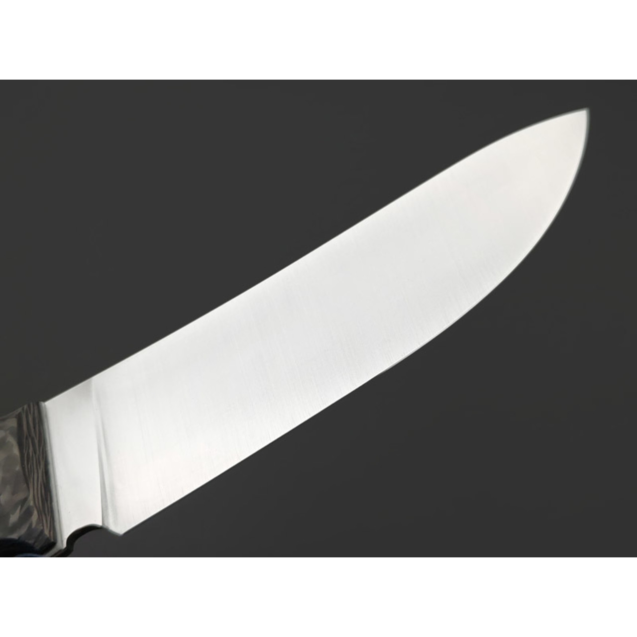 Град Горький нож Охотник сталь VG-10 satin, рукоять Carbon fiber, G10 white, мозаичные пины.