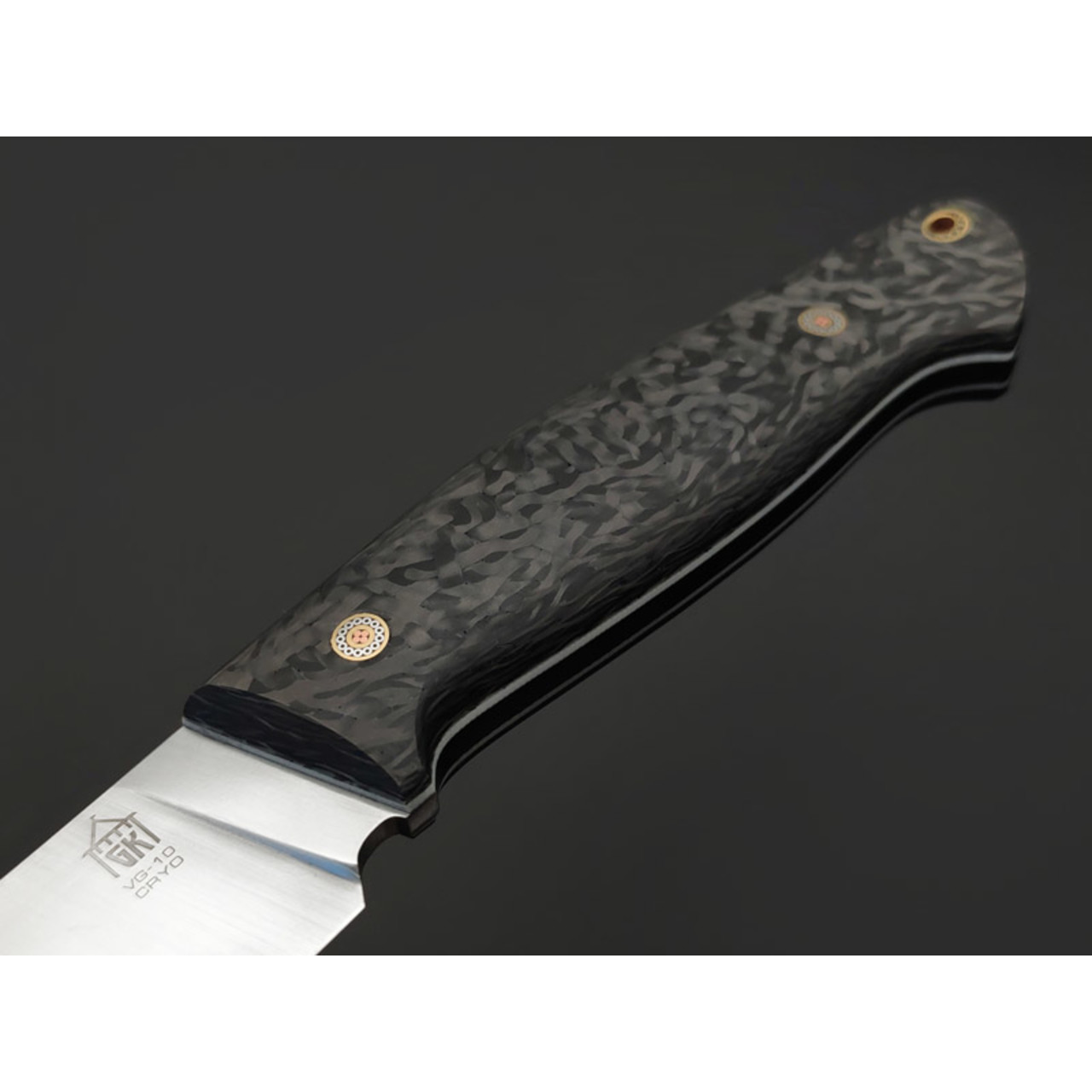 Град Горький нож Охотник сталь VG-10 satin, рукоять Carbon fiber, G10 white, мозаичные пины.